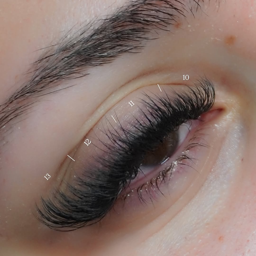 Lash mapping skitse på øjenpuder – Beauty Room CPH